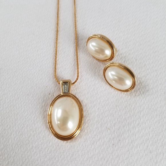 EUC Vintage Avon Necklace Earrings Set Faux Mobe Pearl CZ Pendant Gold Tone 18” - Picture 2 of 6